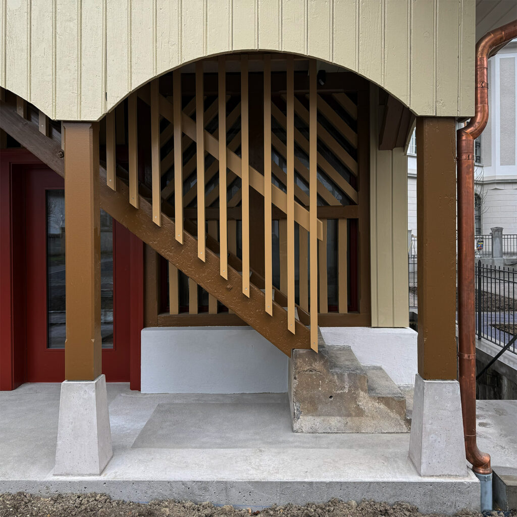 HalterDeDonno_23-002_Ökonomiegebäude_Treppe